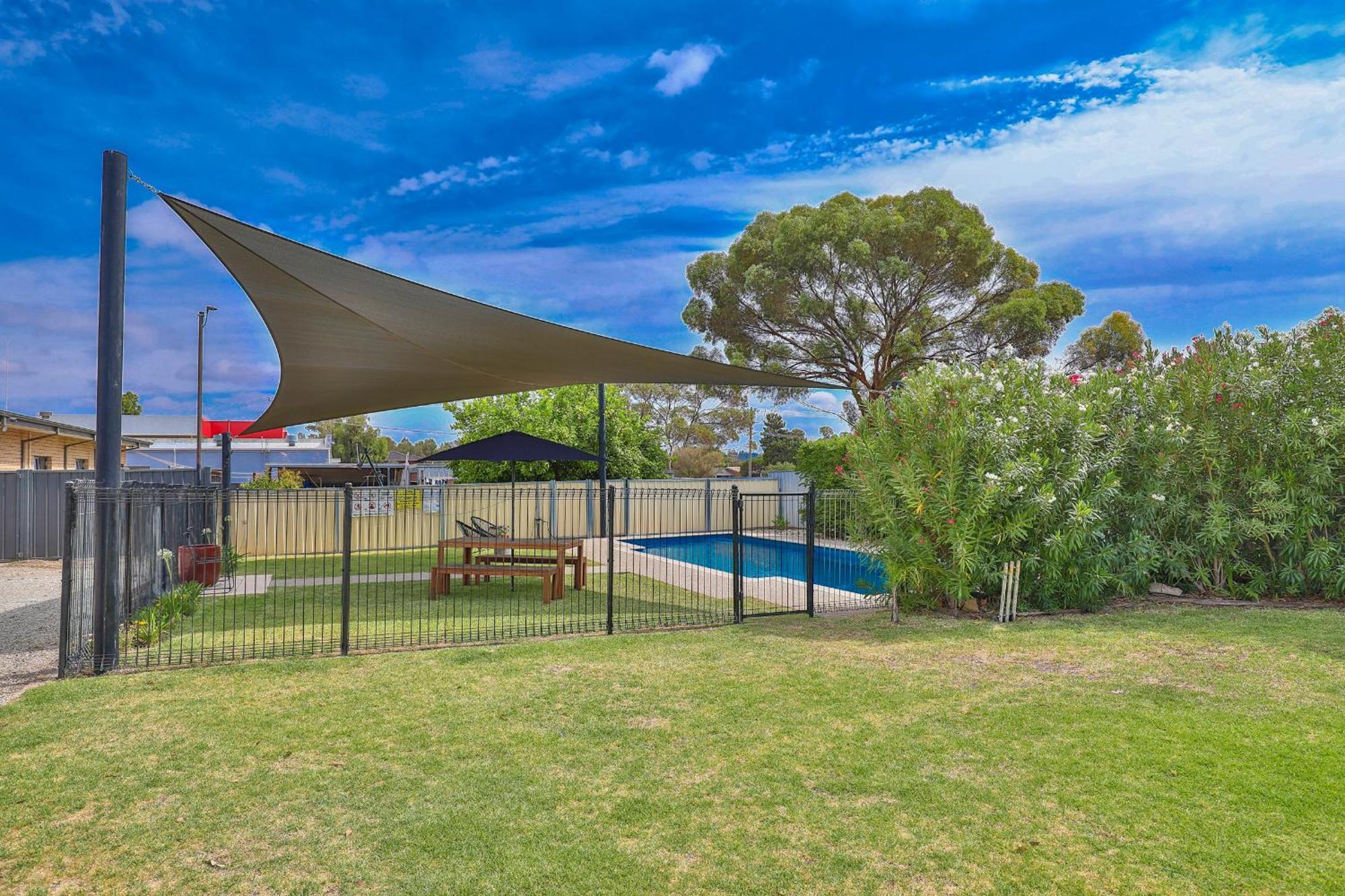 Robinvale Bridge Motel Bagian luar foto